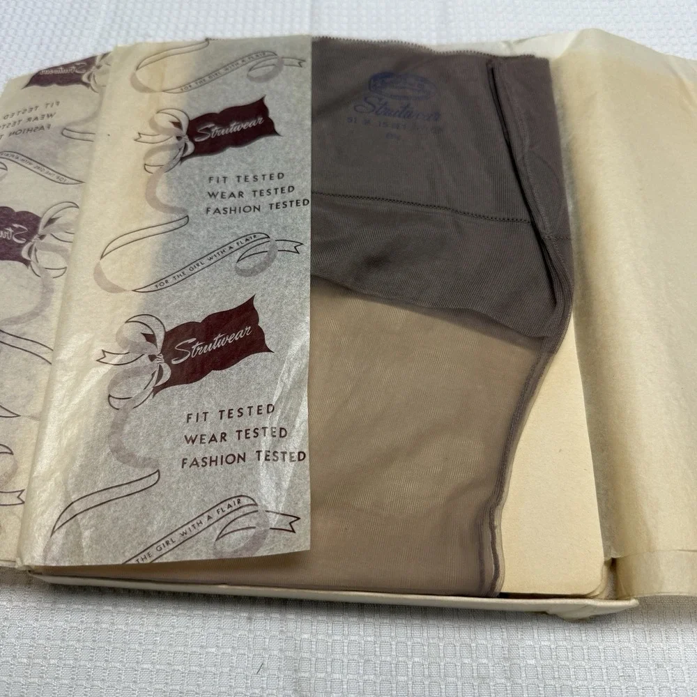 3 Pairs Vtg 50s Strutwear 202 Med Dove Gray‎ 8.5 Nylon Stockings Seams New 1 Box